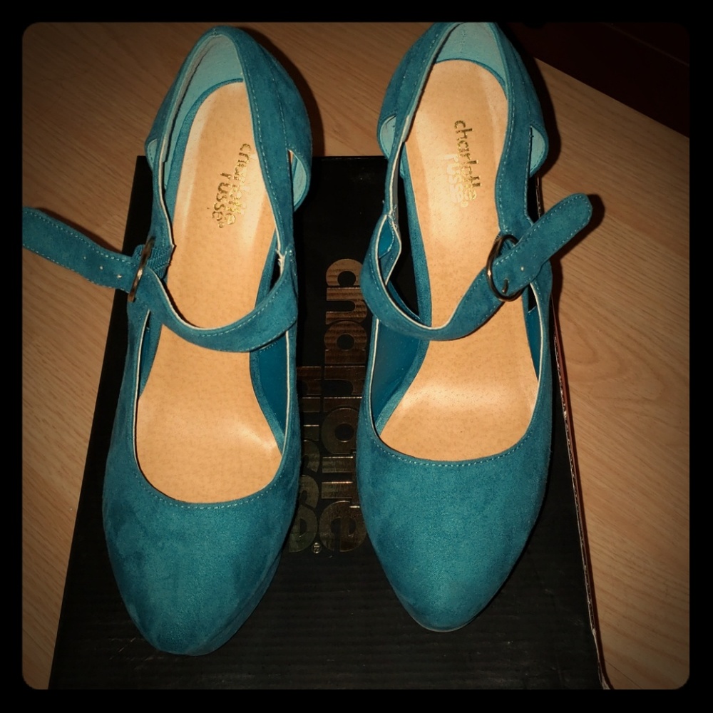 Style viola closed toe shoes